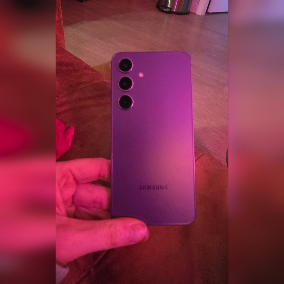 Smartphone with Gradient Display - Picture 2 of 3